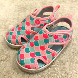 Carter’s💗size 5 toddler swim shoes